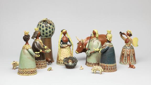 Die Krippenfiguren schuf die Keramikkünstlerin Emilie Kohle-Bentele (1927–1998) aus Weiler im Allgäu um 1985 basierend auf handgedrehten Gefäßformen.  Bildnachweis: © Museum Oberschönenfeld, Foto: Andreas Brücklmair