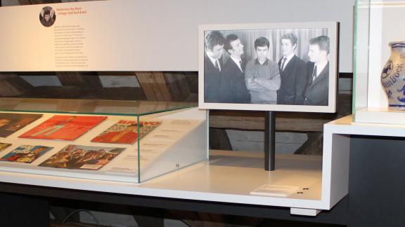 Ein Blick in die Ausstellungsvitrine mit LPs und Fotos von Roy Black alias Gerd Höllerich
