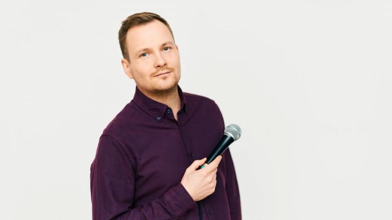 Der Künstler Jakob Schwerdtfeger mit einem Mikrofon in der Hand.