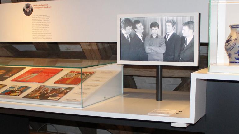 Ein Blick in die Ausstellungsvitrine mit LPs und Fotos von Roy Black alias Gerd Höllerich