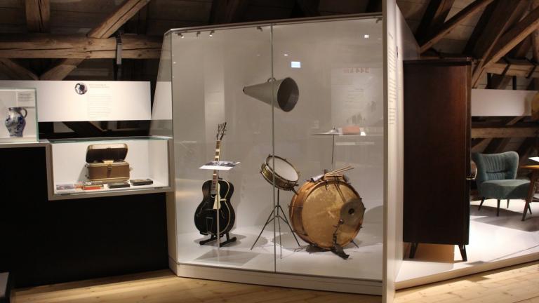 Basstrommel, kleine Trommel und eine Gitarre sind in der Dauerausstellung zu sehen.