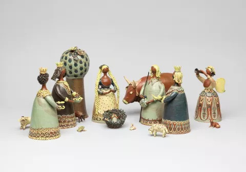 Die Krippenfiguren schuf die Keramikkünstlerin Emilie Kohle-Bentele (1927–1998) aus Weiler im Allgäu um 1985 basierend auf handgedrehten Gefäßformen.  Bildnachweis: © Museum Oberschönenfeld, Foto: Andreas Brücklmair