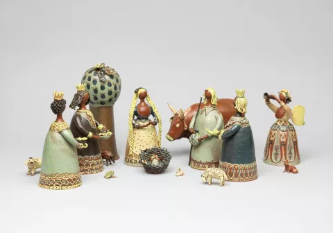 Die Krippenfiguren schuf die Keramikkünstlerin Emilie Kohle-Bentele (1927–1998) aus Weiler im Allgäu um 1985 basierend auf handgedrehten Gefäßformen.  Bildnachweis: © Museum Oberschönenfeld, Foto: Andreas Brücklmair